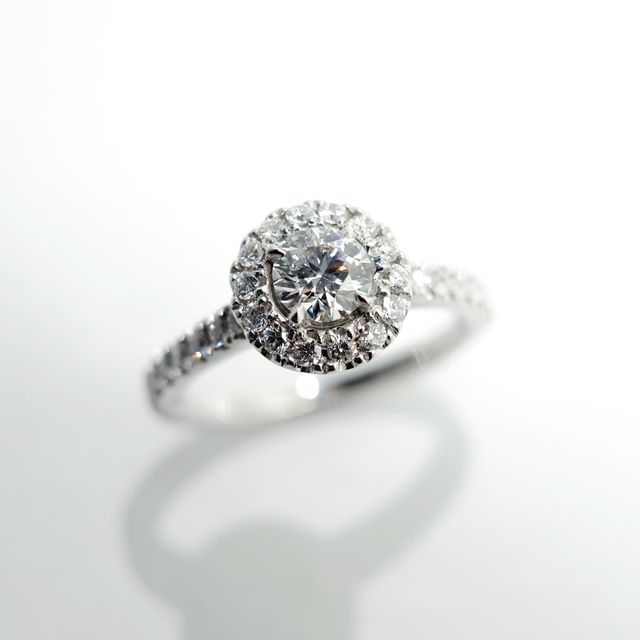 【TRÉSOR(トレゾール)の口コミ】 センターのダイヤを小さなダイヤが囲むデザインになっており、よりダイヤ…