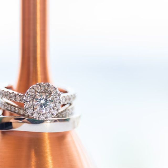 【TRÉSOR(トレゾール)の口コミ】 センターのダイヤを小さなダイヤが囲むデザインになっており、よりダイヤ…