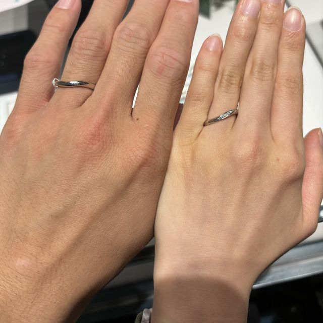 【銀座ダイヤモンドシライシの口コミ】 デザインはウェーブで探していたところ、こちらの指輪に出会いました。男…