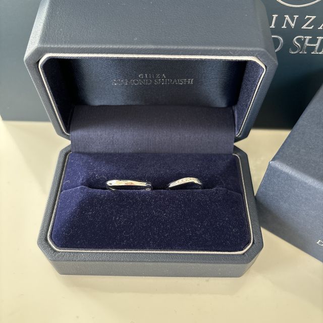 【銀座ダイヤモンドシライシの口コミ】 デザインはウェーブで探していたところ、こちらの指輪に出会いました。男…