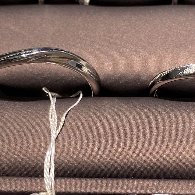 【アイプリモ(I-PRIMO)の口コミ】 指輪はストレートですが、そこにななめにラインが入っていてダイヤモンド…