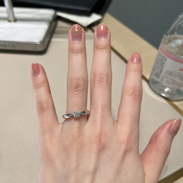 【ティファニー(Tiffany & Co.)の口コミ】 指輪の高さが低くてつけやすいです。ダイヤの品質もティファニークオリテ…
