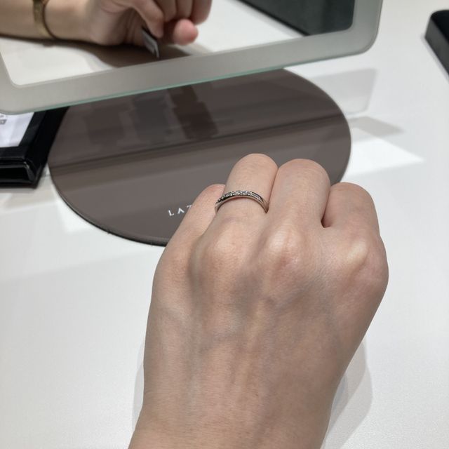 【ラザール ダイヤモンド(LAZARE DIAMOND)の口コミ】 ダイヤのウェーブラインのデザインを探していて、真っ先に目についた指輪…