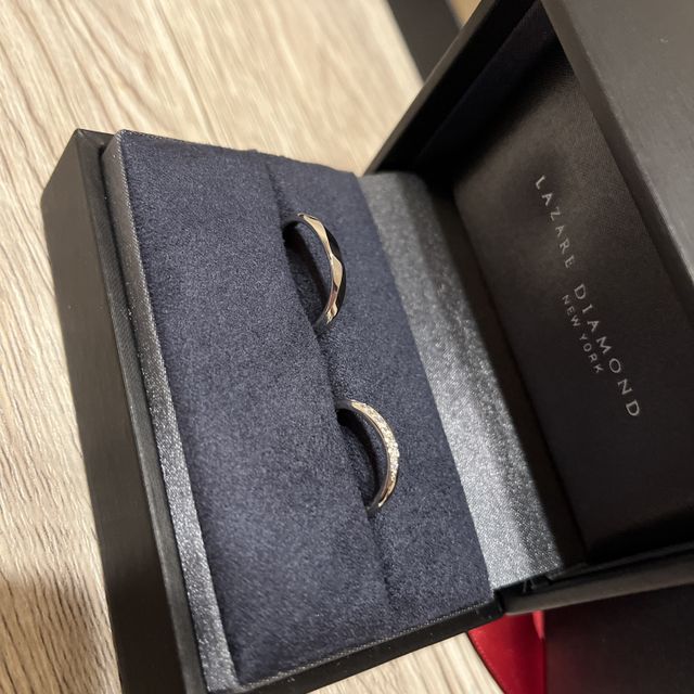 【ラザール ダイヤモンド(LAZARE DIAMOND)の口コミ】 男性のリングはウェーブデザインでかっこいい。
女性のリングはキラキラし…