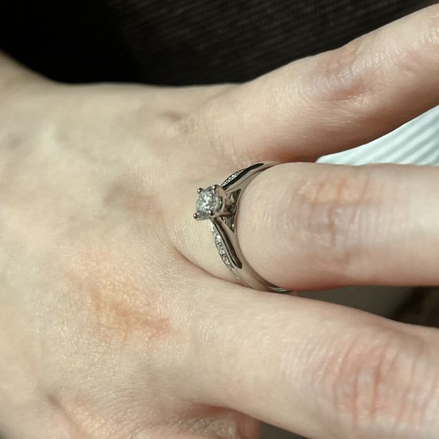 【カルティエ(Cartier)の口コミ】 婚約指輪。デザインがシンプルで、横から見た時のカルティエ独特のデザイ…