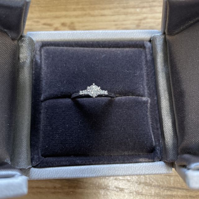 【アイプリモ(I-PRIMO)の口コミ】 中心のダイヤの横にメレダイヤが6個付いていて、華やかです。
実際のダイ…