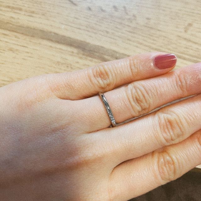 【アイプリモ(I-PRIMO)の口コミ】 シンプルでありながら、メレダイヤが斜めに入っており華やかな感じ。
デザ…