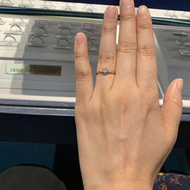 【銀座ダイヤモンドシライシの口コミ】 婚約指輪探し1店舗目だったので、人気かつ色々なデザインを用意してそうな…
