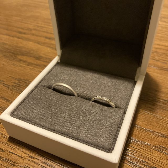 【Desserts(デザート)の口コミ】 デザインがシンプルでかわいいので気に入りました。
男性の指輪はマット加…