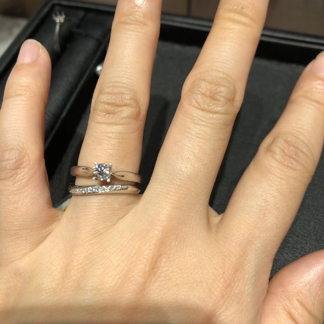 【エクセルコダイヤモンド(EXELCO DIAMOND)の口コミ】 婚約指輪と結婚指輪を同じブランドで重ね付けしたくて試着。婚約指輪はダ…