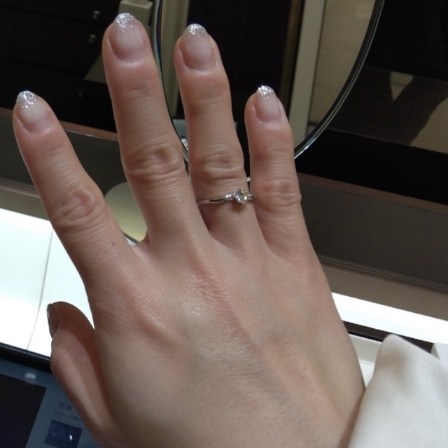 【俄(にわか)の口コミ】 元々シンプルなデザインで探していたところ、花雪をお薦めされました。
爪…