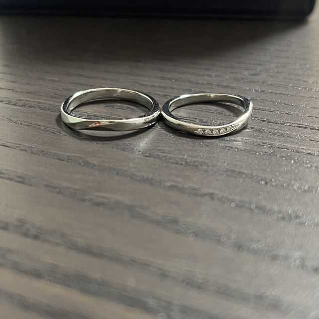 【アイプリモ(I-PRIMO)の口コミ】 ウェーブになっていて可愛い。
指輪のどの面を正面に持ってきても可愛い。…