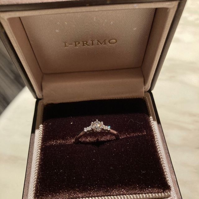 【アイプリモ(I-PRIMO)の口コミ】 ダイヤが一粒だとシンプル過ぎると思ったので、サイドにもダイヤが付いて…