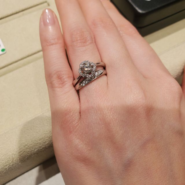【和光ブライダルブティックギンザの口コミ】 人生で一度の婚約指輪なので、気持ちを盛り上げてくれるような華やかさの…