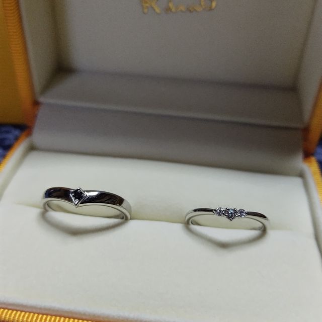 【ケイウノ ブライダル(K.UNO BRIDAL)の口コミ】 そんなに凝ったデザインでは無いけど、華奢なデザインと控えめにひかるダ…