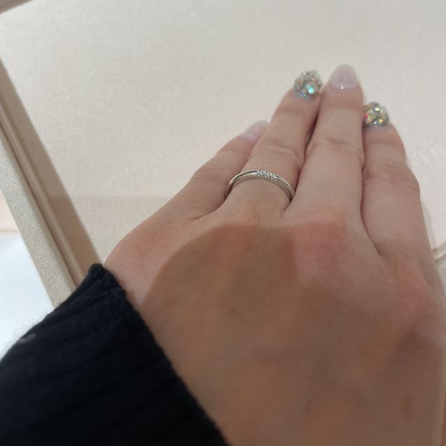 【ティファニー(Tiffany & Co.)の口コミ】 デザインは、真ん中に3石だけ付いているシンプルなテイストです。素材はプ…