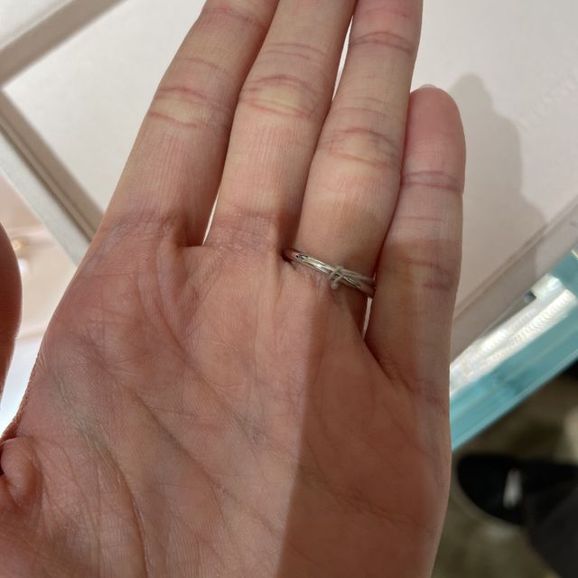 【ティファニー(Tiffany & Co.)の口コミ】 デザインは、真ん中に3石だけ付いているシンプルなテイストです。素材はプ…