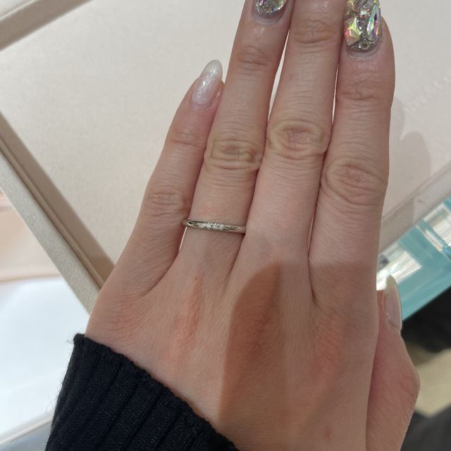 【ティファニー(Tiffany & Co.)の口コミ】 デザインは、真ん中に3石だけ付いているシンプルなテイストです。素材はプ…