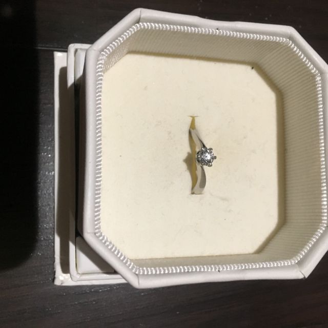 【4℃ BRIDAL(ヨンドシーブライダル)の口コミ】 結婚指輪と重ね付けができ、デザインがシンプルで飽きが来ないのが良かっ…