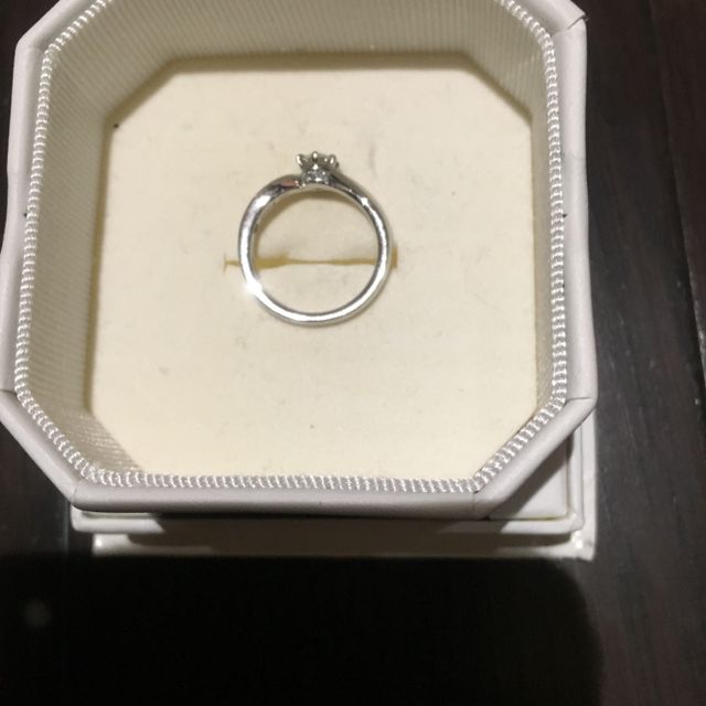 【4℃ BRIDAL(ヨンドシーブライダル)の口コミ】 結婚指輪と重ね付けができ、デザインがシンプルで飽きが来ないのが良かっ…