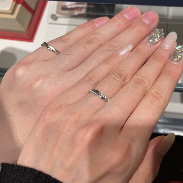 【銀座ダイヤモンドシライシの口コミ】 このデザインは新作のもので、広告のデザインはプラチナとゴールドの組み…