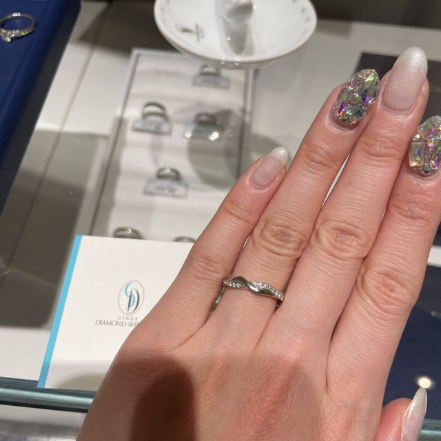 【銀座ダイヤモンドシライシの口コミ】 このデザインは新作のもので、広告のデザインはプラチナとゴールドの組み…