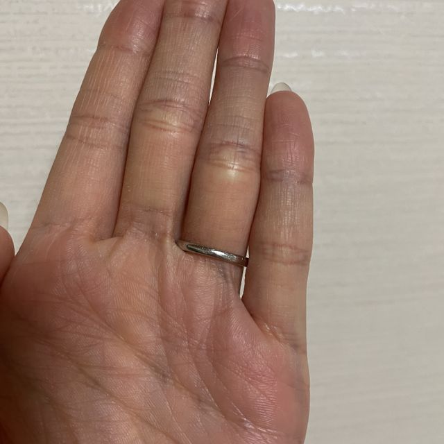 【銀座ダイヤモンドシライシの口コミ】 時代に左右されない「THE婚約指輪」なスタイルに惹かれて購入しました。歳…