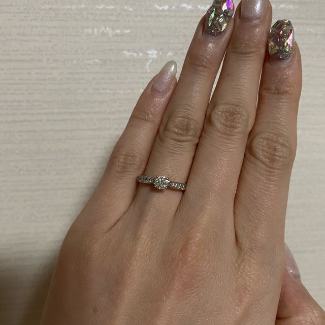 【銀座ダイヤモンドシライシの口コミ】 時代に左右されない「THE婚約指輪」なスタイルに惹かれて購入しました。歳…