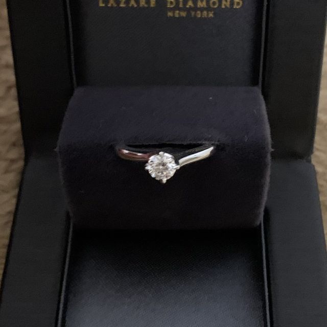 【ラザール ダイヤモンド(LAZARE DIAMOND)の口コミ】 ・シンプルなリングながら、上から見るとウェーブしている一癖違うところ…
