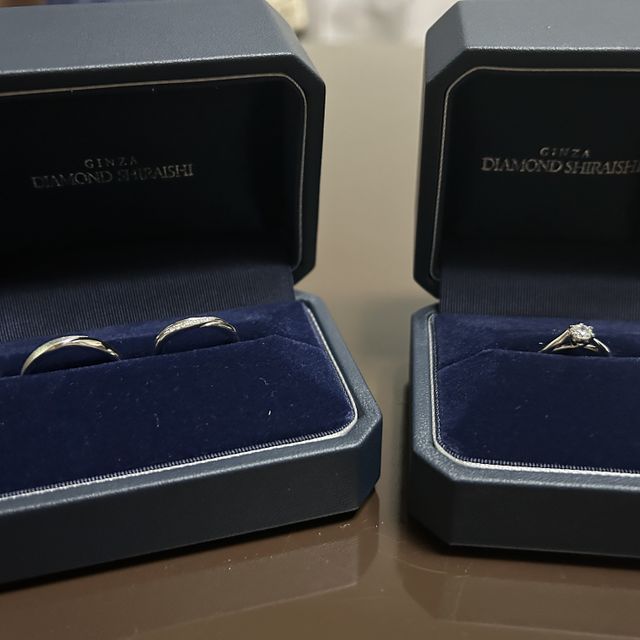 【銀座ダイヤモンドシライシの口コミ】 婚約指輪のデザインは私が、中央のダイヤモンドは彼が選んでくれました。
…