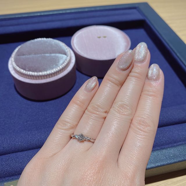 【LOVE NOTESの口コミ】 中央の主役のダイヤモンドを引き立てる、周りのデザインがとてもお気に入…