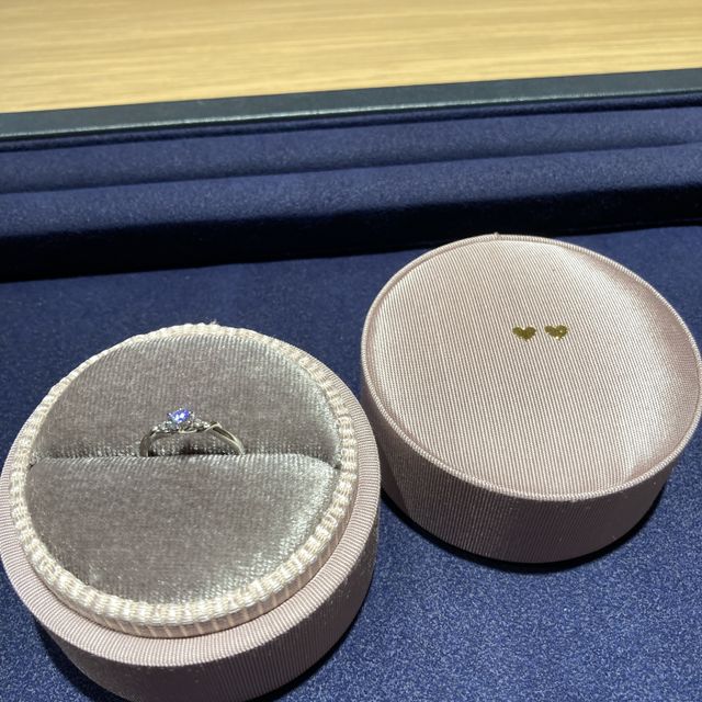 【LOVE NOTESの口コミ】 メインのダイヤモンドの両脇に小さいダイヤモンドとねじりが入ってかわい…