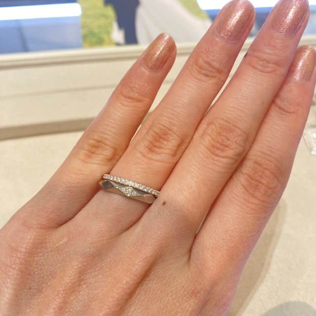 【ブシュロン(BOUCHERON)の口コミ】 ファセットはダイヤが付いていない面も反射でキラキラと輝くので、シンプ…