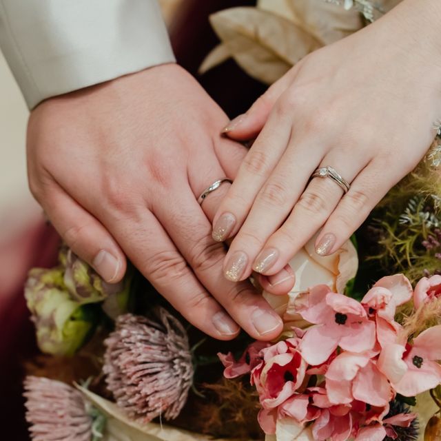 【俄(にわか)の口コミ】 婚約指輪とセットになっており重ね付けしやすい。
出会った頃の初々しい気…