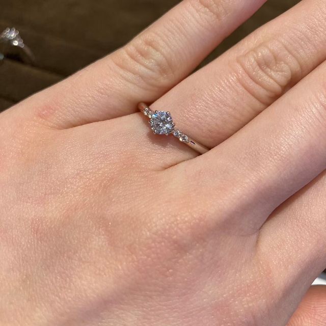 【BIJOUPIKO(ビジュピコ)の口コミ】 お花のモチーフ、花言葉が入っている婚約指輪が良いな～と思い探していた…
