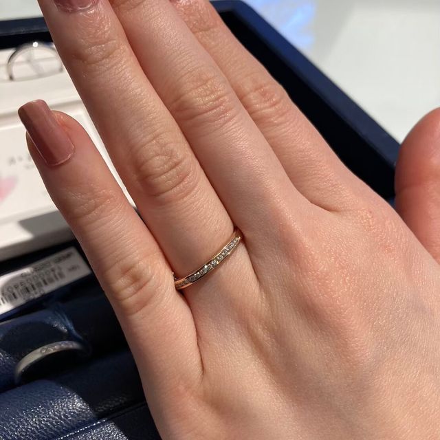 【ROYAL ASSCHER(ロイヤル・アッシャー)の口コミ】 結婚指輪はエタニティが絶対良いと思っていたので、エタニティに絞って探…