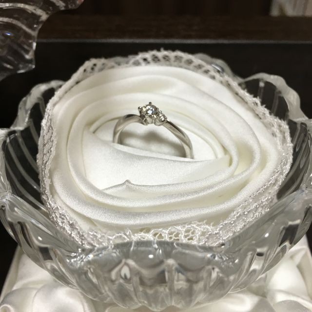 【4℃ BRIDAL(ヨンドシーブライダル)の口コミ】 こちらの婚約指輪はシンプルだけど、大小のダイヤが２つついていてとても…