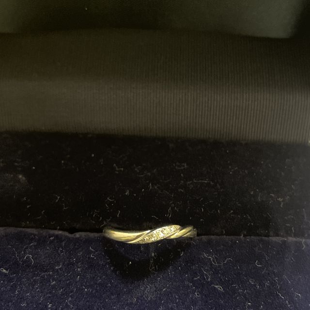 【銀座ダイヤモンドシライシの口コミ】 ダイヤモンドがウェーブを描くようについていて、キラキラしてとても綺麗…