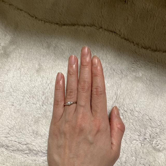 【銀座ダイヤモンドシライシの口コミ】 リングの枠を輪切りにすると角がない、なじむ形になっているらしいです。…