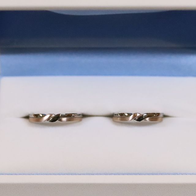 【SommJewelry(ソムジュエリー)の口コミ】 ギメルリングといって2素材が重なり合った知恵の輪のようなリング。双子リ…