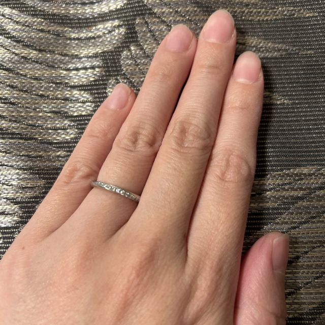 【銀座ダイヤモンドシライシの口コミ】 半周ダイヤモンドが光り輝いており、お気に入りです。
指が細いため、華奢…