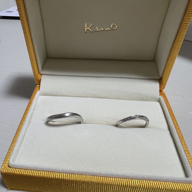 【ケイウノ ブライダル(K.UNO BRIDAL)の口コミ】 真っ直ぐではなく、ウェーブがかかった形がとてもいいと思った。内側の刻…