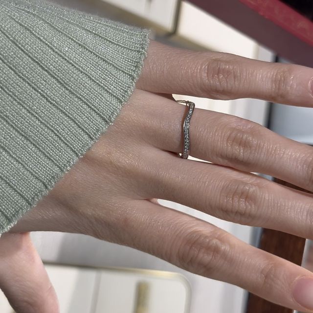 【カルティエ(Cartier)の口コミ】 デザインや付け心地、将来を考えてサイズの直しができるか、アフターサー…