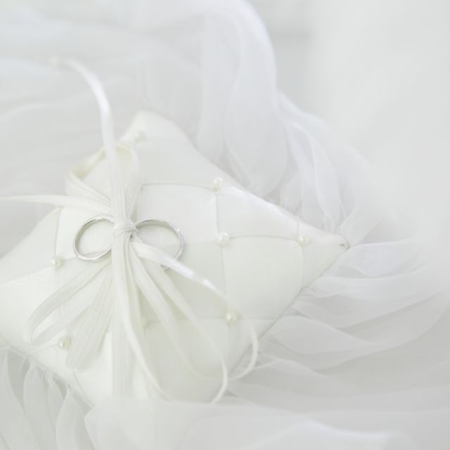 【EYE JEWELRY UMAKI(アイジュエリー ウマキ)の口コミ】 指輪のデザインは、男性用はシンプルなものに。女性の方は、真ん中にスト…