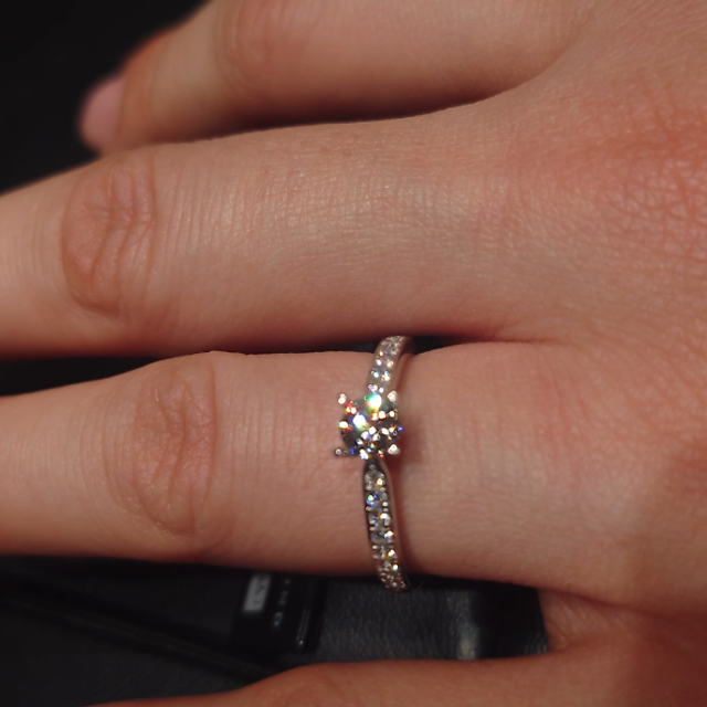 【ラザール ダイヤモンド(LAZARE DIAMOND)の口コミ】 デザインの希望として、両脇にメレダイヤがズラッとあるエタニティっぽい…