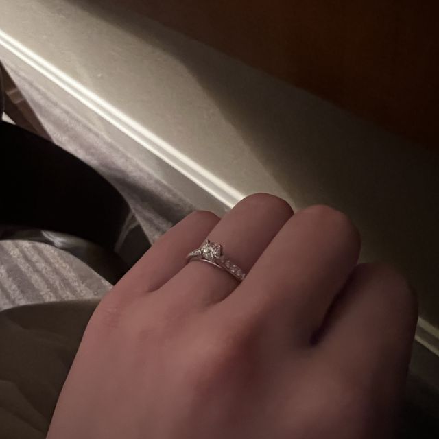 【ヴァン クリーフ＆アーペル(Van Cleef & Arpels)の口コミ】 素材: プラチナ
特徴: 真ん中に大きめのダイヤがあり、その周りにも小さな…