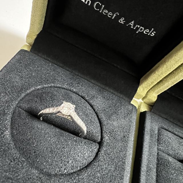 【ヴァン クリーフ＆アーペル(Van Cleef & Arpels)の口コミ】 素材: プラチナ
特徴: 真ん中に大きめのダイヤがあり、その周りにも小さな…