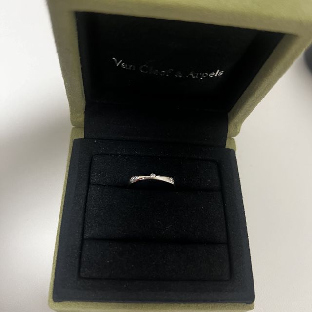 【ヴァン クリーフ＆アーペル(Van Cleef & Arpels)の口コミ】 素材: プラチナ
特徴: シンプルな指輪に、ダイヤが3つ並んでいるデザイン…