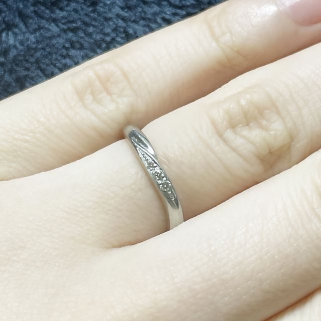 【銀座ダイヤモンドシライシの口コミ】 シンプルですが、ダイヤの輝きがしっかりとしています。どんな服装にも合…