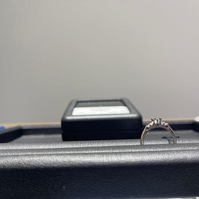 【ラザール ダイヤモンド(LAZARE DIAMOND)の口コミ】 指輪のデザインはとても豪華で上品なタイプになります。派手につけたい人…